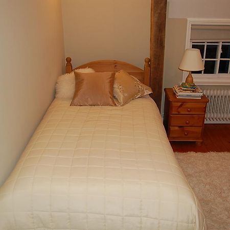 Pickwick House Bed and Breakfast Stoke by Clare Camera foto