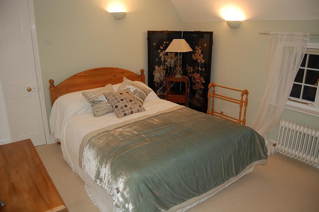 Pickwick House Bed and Breakfast Stoke by Clare Camera foto