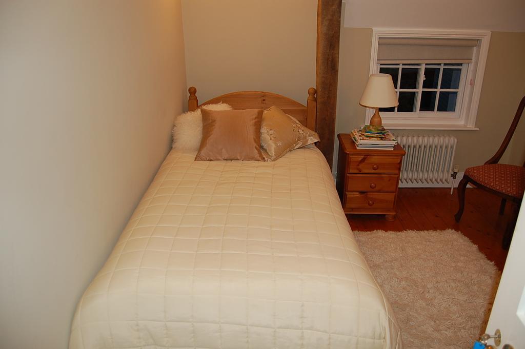 Pickwick House Bed and Breakfast Stoke by Clare Camera foto